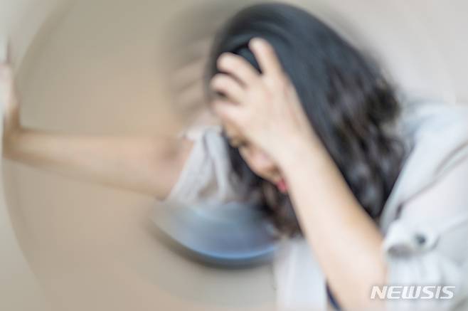 [서울=뉴시스] 27일 렌털전환(RX) 스타트업 프리핀스와 심리상담 전문기관 헬로스마일은 '이것저것 리서치: 연말심리결산편'에서 '올해 나의 가장 큰 껄무새(그 때 할 걸 후회하는 표현법)'을 주제로 조사·분석한 결과를 공개했다. 사진은 본문의 구체적 내용과 무관. (사진=뉴시스DB)