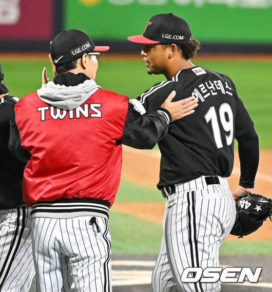 [OSEN=수원, 박준형 기자]&nbsp;경기 종료 후 LG 에르난데스가 염경엽 감독과 하이파이브를 하고 있다.   2024.10.08/ soul1014@osen.co.kr