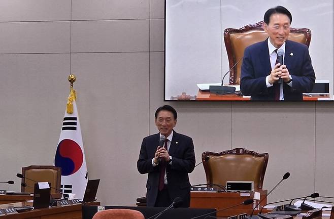 28일 서울 여의도 국회 외교통일위원회 회의실에서 김석기 위원장이 시민들에게 ‘2025 경주 APEC 정상회의 지원 특별법’에 대해 설명하고 있다.