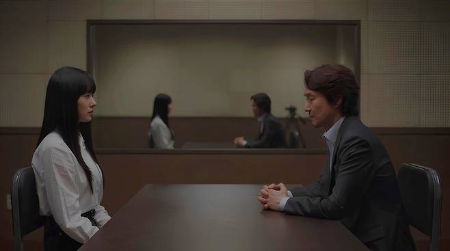 MBC 드라마 ‘이토록 친밀한 배신자’에서 장하빈 역을 연기한 배우 채원빈의 한석규와의 출연장면. 사진 아우터유니버스