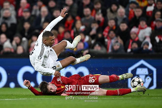 ▲ 아르네 슬롯 감독이 이끄는 리버풀이 카를로 안첼로티 감독의 레알 마드리드를 상대로 두 골 차 완승을 거뒀다. 리버풀 안필드에서 열린 레엘 마드리드와 경기에서 알렉시스 맥알리스터와 코디 학포의 연속골에 힘입어 레알 마드리드를 2-0으로 꺾었다. 리버풀은 이날 승리로 챔피언스리그 5전 전승을 달린 것은 물론 공식전 15경기 연속 무패 기록을 이어갔다.