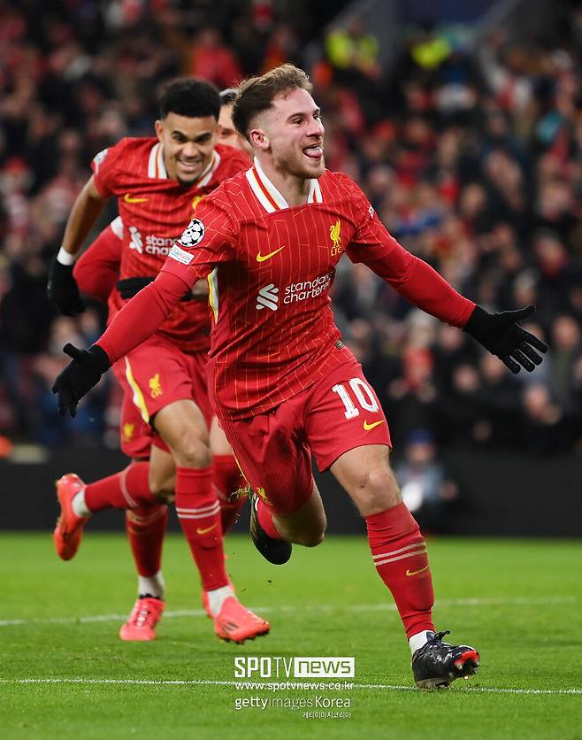 ▲ 아르네 슬롯 감독이 이끄는 리버풀이 카를로 안첼로티 감독의 레알 마드리드를 상대로 두 골 차 완승을 거뒀다. 리버풀 안필드에서 열린 레엘 마드리드와 경기에서 알렉시스 맥알리스터와 코디 학포의 연속골에 힘입어 레알 마드리드를 2-0으로 꺾었다. 리버풀은 이날 승리로 챔피언스리그 5전 전승을 달린 것은 물론 공식전 15경기 연속 무패 기록을 이어갔다.