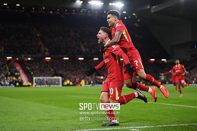 ▲ 아르네 슬롯 감독이 이끄는 리버풀이 카를로 안첼로티 감독의 레알 마드리드를 상대로 두 골 차 완승을 거뒀다. 리버풀 안필드에서 열린 레엘 마드리드와 경기에서 알렉시스 맥알리스터와 코디 학포의 연속골에 힘입어 레알 마드리드를 2-0으로 꺾었다. 리버풀은 이날 승리로 챔피언스리그 5전 전승을 달린 것은 물론 공식전 15경기 연속 무패 기록을 이어갔다.