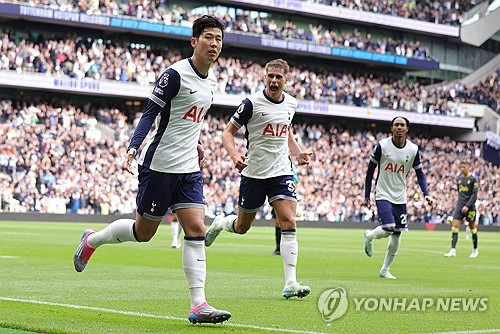 토트넘 팬 매체 '스퍼스웹'이 토트넘이 손흥민과 새로운 다년 계약을 위해 협상을 시작할 가능성이 높다면서 1년 연장 옵션 발동이 추가 재계약까지 시간을 벌기 위한 전략일 것이라고 분석했다. 연합뉴스