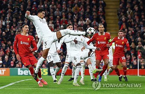 리버풀이 28일(한국시간) 영국 리버풀에 있는 안필드에서 열린 레알 마드리드(스페인)와의 2024-2025시즌 유럽축구연맹(UEFA) 챔피언스리그 리그 페이즈 5차전에서 2-0으로 승리했다.&nbsp;  음바페와 모하메드 살라가 모두 페널티킥을 실축했지만, 리버풀이 2골을 만들면서 레알을 홈에서 잡았다. 지난 2009년 챔피언스리그 조별리그에서 승리한 뒤 15년 만에 레알 상대 홈 승리를 따냈다.&nbsp;연합뉴스