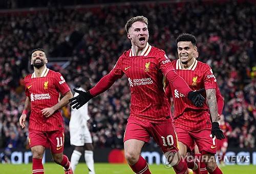 리버풀이 28일(한국시간) 영국 리버풀에 있는 안필드에서 열린 레알 마드리드(스페인)와의 2024-2025시즌 유럽축구연맹(UEFA) 챔피언스리그 리그 페이즈 5차전에서 2-0으로 승리했다. 음바페와 모하메드 살라가 모두 페널티킥을 실축했지만, 리버풀이 2골을 만들면서 레알을 홈에서 잡았다. 지난 2009년 챔피언스리그 조별리그에서 승리한 뒤 15년 만에 레알 상대 홈 승리를 따냈다. 연합뉴스