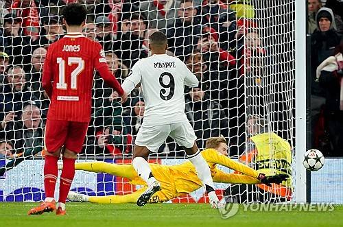 리버풀이 28일(한국시간) 영국 리버풀에 있는 안필드에서 열린 레알 마드리드(스페인)와의 2024-2025시즌 유럽축구연맹(UEFA) 챔피언스리그 리그 페이즈 5차전에서 2-0으로 승리했다.&nbsp;  음바페와 모하메드 살라가 모두 페널티킥을 실축했지만, 리버풀이 2골을 만들면서 레알을 홈에서 잡았다. 지난 2009년 챔피언스리그 조별리그에서 승리한 뒤 15년 만에 레알 상대 홈 승리를 따냈다.&nbsp;연합뉴스