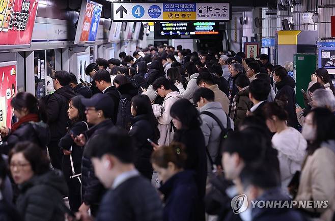 폭설대란, 지하철은 퇴근길 승객들로 만원 (서울=연합뉴스) 김도훈 기자 = 서울 지역에 많은 눈이 내린 27일 오후 서울 지하철 1호선 서울역 탑승장이 퇴근길 이용객들로 붐비고 있다. 2024.11.27 superdoo82@yna.co.kr