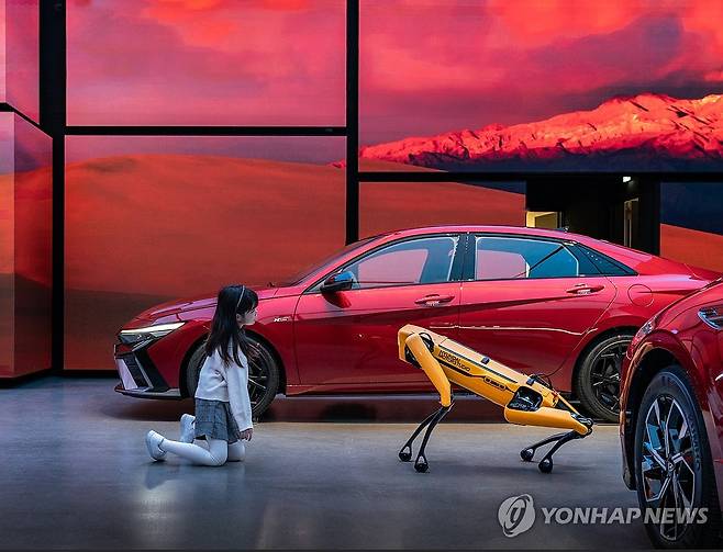 현대차, '현대 모터스튜디오 하남' 재단장 오픈 (서울=연합뉴스) 현대자동차가 브랜드 체험 공간인 '현대 모터스튜디오 하남'의 재단장을 마치고 새롭게 개관했다고 5일 밝혔다. 사진은 확장된 현대 모터스튜디오 하남에서 진행 중인 보스턴 다이내믹스의 4족 보행 로봇 '스팟'과의 사진 촬영 이벤트 모습. 2024.11.5 [현대자동차·기아 제공. 재판매 및 DB 금지] photo@yna.co.kr