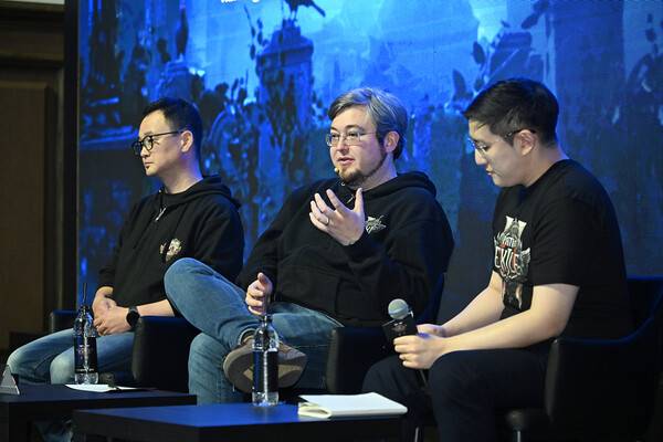 - 인터뷰 중인 조나단 로저스 개발 총괄&nbsp;