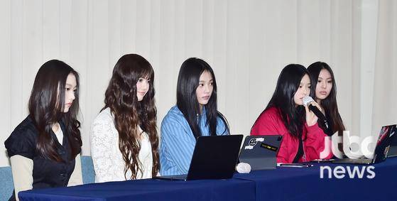 걸그룹 뉴진스가 28일 오후 서울 강남구 스페이스쉐어 삼성역 센터에서 열린 전속계약 해지 관련 기자회견에 참석해 있다. 왼쪽부터 멤버 해린, 다니엘, 민지, 하니, 혜인. 〈사진=JTBC〉