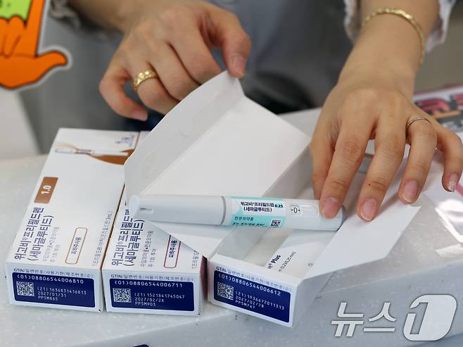 10월 16일 서울 강남구의 한 약국에서 약사가 입고된 비만치료제 '위고비'를 정리하고 있다. 2024.10.16/뉴스1 ⓒ News1 황기선 기자