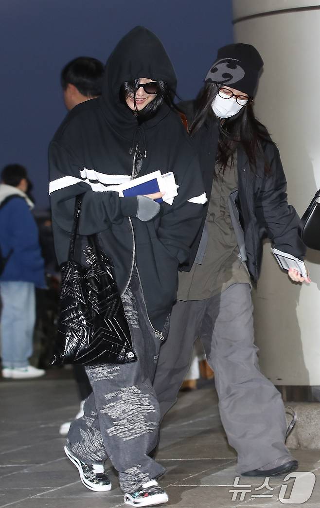 걸그룹 뉴진스 하니와 해린(오른쪽)이 일본 도쿄 마쿠하리 멧세에서 열리는 '카운트다운 재팬 24/25(COUNTDOWN JAPAN 24/25)’ 일정을 위해 29일 오전 김포국제공항을 통해 일본 도쿄로 출국하고 있다. 2024.11.29/뉴스1 ⓒ News1 권현진 기자