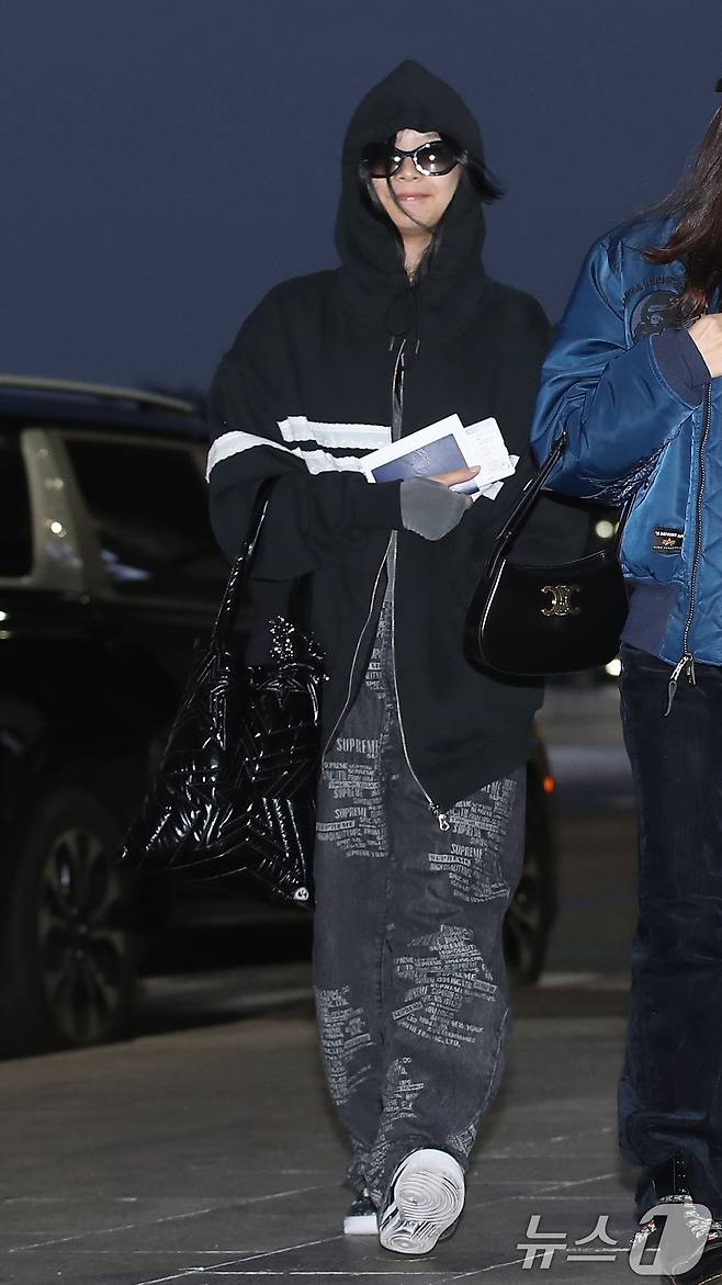 걸그룹 뉴진스 하니가 일본 도쿄 마쿠하리 멧세에서 열리는 '카운트다운 재팬 24/25(COUNTDOWN JAPAN 24/25)’ 일정을 위해 29일 오전 김포국제공항을 통해 일본 도쿄로 출국하고 있다. 2024.11.29/뉴스1 ⓒ News1 권현진 기자