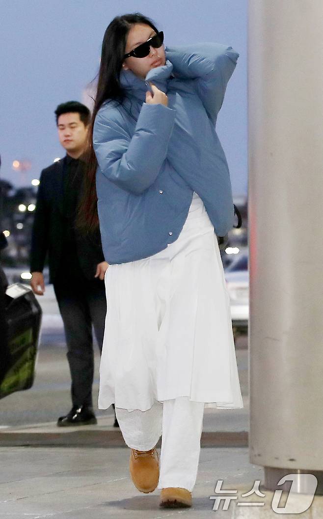 걸그룹 뉴진스 혜인이 일본 도쿄 마쿠하리 멧세에서 열리는 '카운트다운 재팬 24/25(COUNTDOWN JAPAN 24/25)’ 일정을 위해 29일 오전 김포국제공항을 통해 일본 도쿄로 출국하고 있다. 2024.11.29/뉴스1 ⓒ News1 권현진 기자