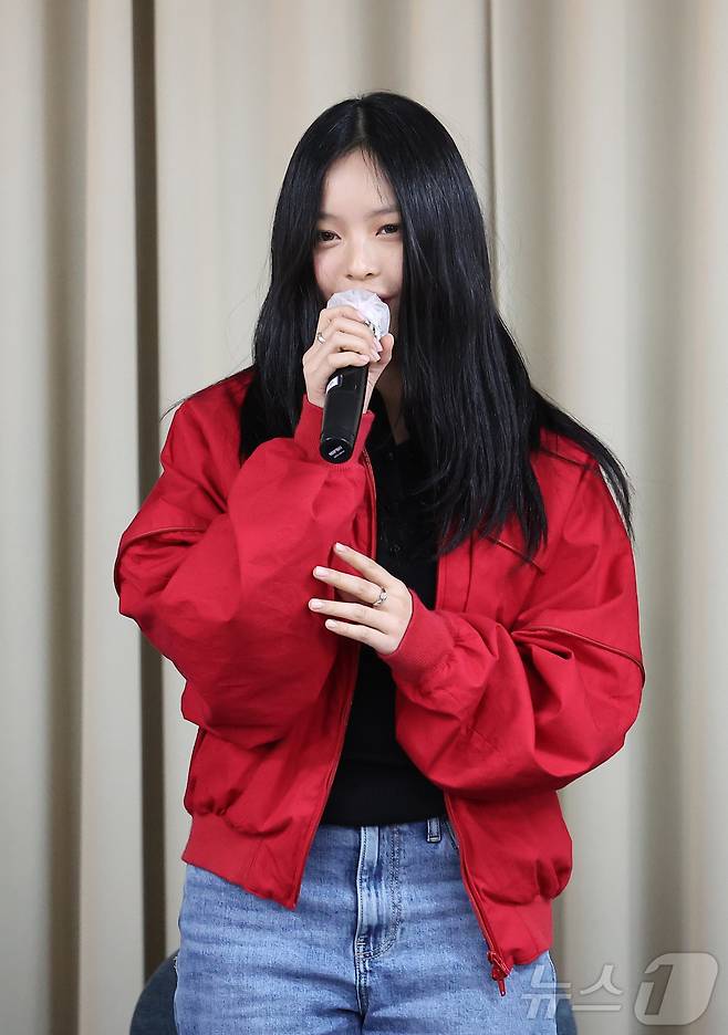 걸그룹 뉴진스 멤버 하니가 28일 오후 서울 강남구 스페이스쉐어 삼성역센터에서 열린 전속계약 해지 관련 기자회견에 참석해 발언하고 있다. (공동취재) 2024.11.28/뉴스1 ⓒ News1 권현진 기자