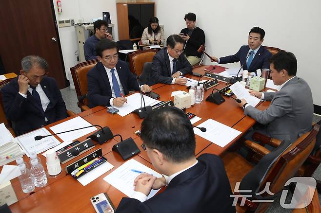 박정 예결특위 예산안등조정소위원장이 28일 오후 서울 여의도 국회에서 열린 예산결산특별위원회의 예산안등조정소위원회에서 의사봉을 두드리며 안건을 상정하고 있다..2024.11.28/뉴스1 ⓒ News1 이광호 기자