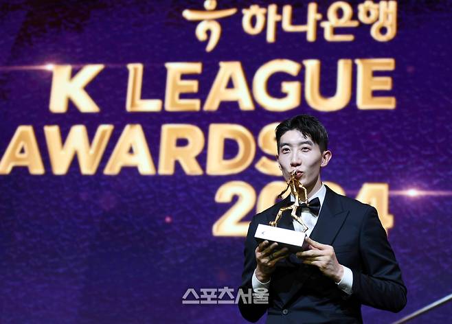 K리그1 MVP를 차지한 울산 HD 조현우가 29일 서울 서대문구 스위스 그랜드호텔에서 열린 2024 K리그 시상식 후 포즈를 취하고 있다. 최승섭기자 thunder@sportsseoul.com