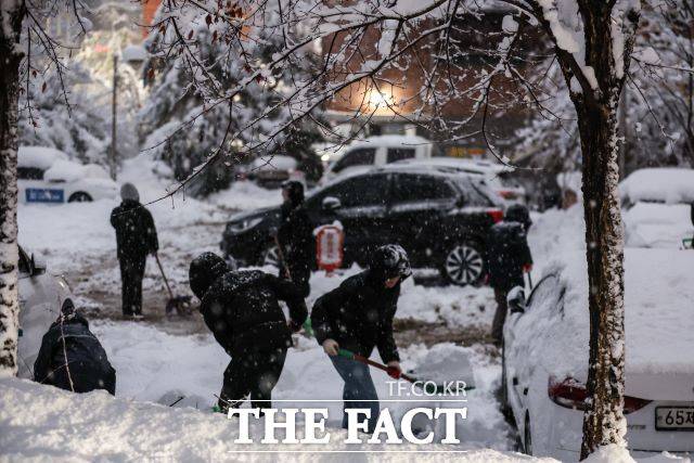 28일 오전 수원시청과 구청, 사업소, 보건소 등 관계 공무원들이 44개 동 이면도로와 보도블록에서 제설 작업을 하고 있다./수원시