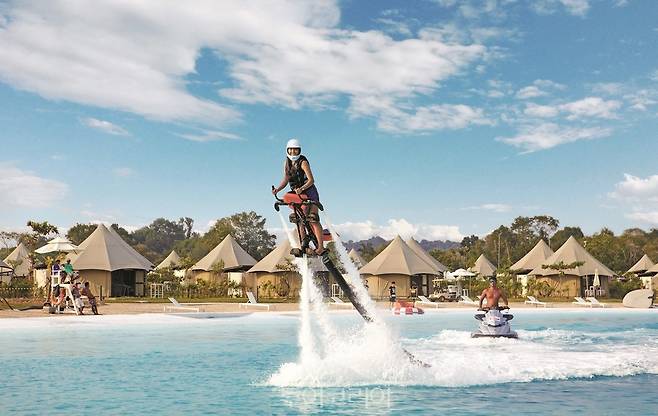 트레이저 베이 빈탄(Treasure Bay Bintan) 리스탈라군(Crystal Lagoon)에서 해양레포츠 제토베이더(Jetovator)/사진-인도네시관광부