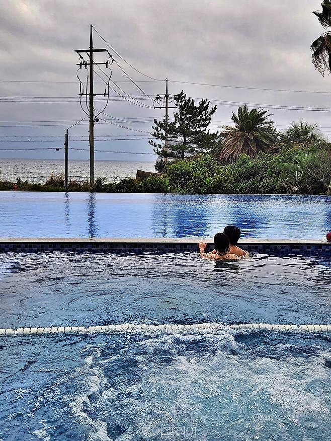 더 그랜스 섬오름 풀장 전경