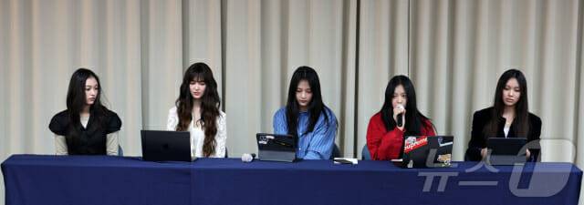 어도어와의 전속계약 해지 관련 긴급 기자회견을 하고 있는 뉴진스. 왼쪽부터 해린, 다니엘, 하니, 민지, 혜인(제공=뉴스1)