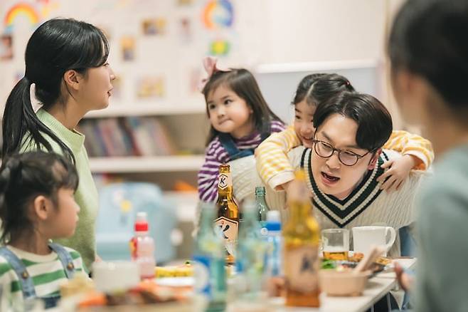 네 딸을 둔 아빠 역할로 '인생을 얇고 길게'를 외치는 생계형 형사를 소화한 서현우./ 월트디즈니 컴퍼니 코리아