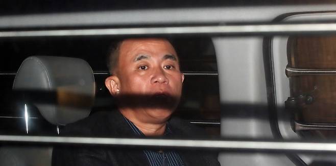 명태균씨가 14일 오후 공천을 대가로 정치자금을 주고받은 혐의(정치자금법 위반)로 창원지법에서 열린 영장실질심사를 마친 후 대기 장소인 창원교도소로 가기 위해 호송차에 탑승하고 있다. /뉴스1