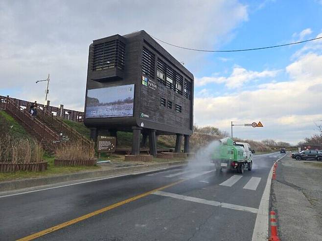 지난 25일 경남 김해 해반천에서 채취한 야생조류 배설물에서 조류인플루엔자 바이러스 항원이 검출되자 29일 경남도가 도내 주요 철새도래지인 창원 주남저수지에서 방역활동을 벌이고 있다./경남도