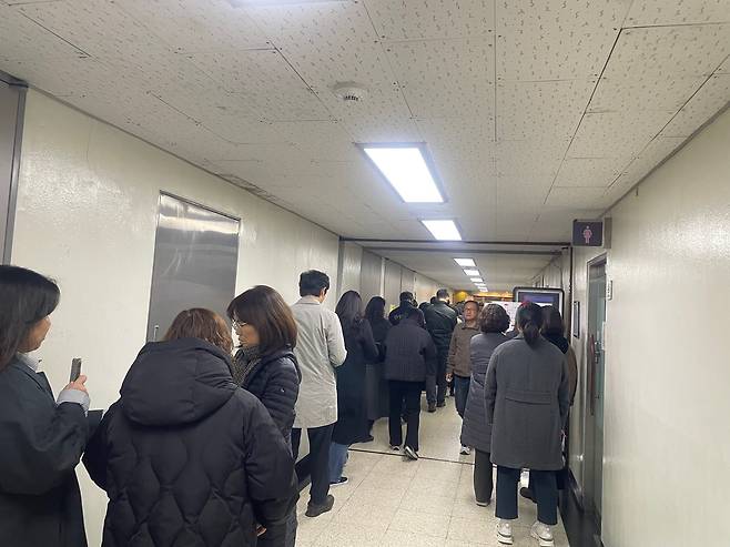 22일 오후 12시 명동성당 가톨릭회관 구내식당 앞에서 대기하는 사람들. /현정민 기자