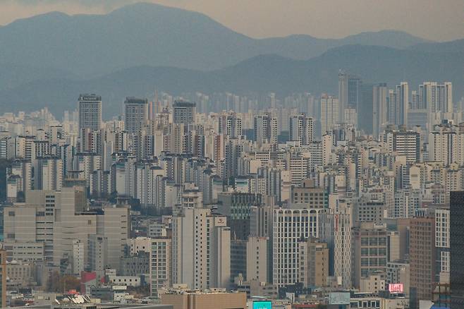 지난 26일 서울 인왕산에서 바라본 서울 시내 아파트 모습. /연합뉴스