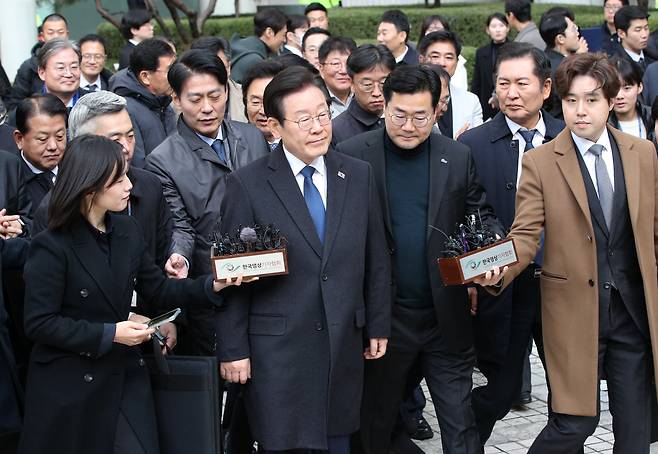 이재명 더불어민주당 대표가 25일 서울 서초구 중앙지방법원에서 열린 위증교사 혐의 1심에서 무죄를 선고 받은 후 법원을 나서고 있다./뉴스1