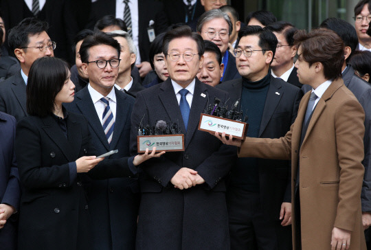 더불어민주당 이재명 대표가 지난 25일 오후 서울 서초구 서울중앙지법에서 열린 '위증교사' 혐의 사건 1심 선고 공판에서 무죄선고를 받은 뒤 취재진의 질문에 답하고 있다. 연합뉴스