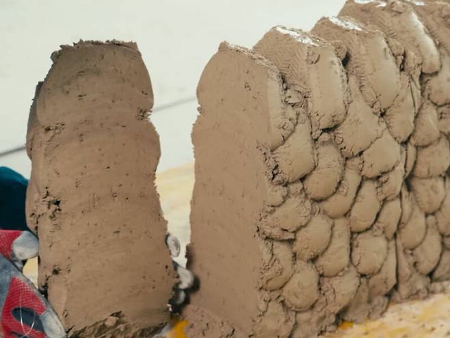 임팩트 프린팅은 점토 덩어리를 위에서 아래로 고속 투척하는 방식으로 구조물을 만든다. 사진은 임팩트 프린팅으로 만든 벽체의 단면. 취리히연방공대 제공