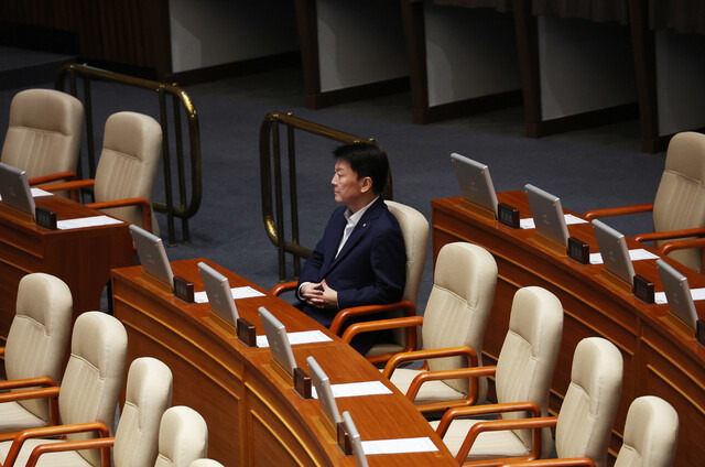 지난 19일 국회 본회의에서 국민의힘 의원 중 유일하게 ‘채상병 특검법’ 투표에 참여한 안철수 의원이 굳은 표정으로 자리에 앉아 있다. 연합뉴스