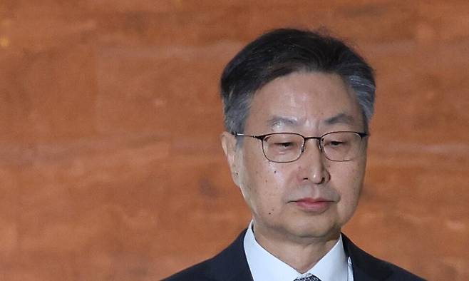 최재해 감사원장이 29일 오전 서울 여의도 국회 예결위 회의에 입장하며 취재진 앞에 서서 자신의 탄핵과 관련해 입장을 밝히고 있다. 신소영 기자 viator@hani.co.kr