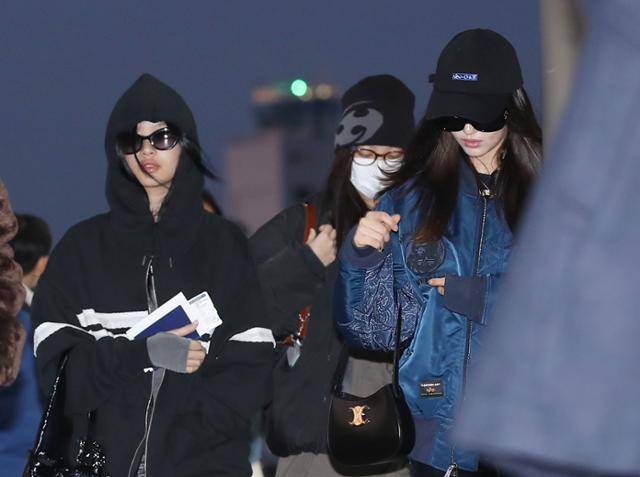 그룹 뉴진스가 일본 일정을 위해 29일 오전 김포국제공항을 통해 일본 도쿄로 출국하고 있다. 뉴스1