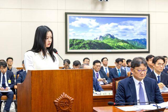 뉴진스 멤버 하니 팜이 지난 10월 서울 여의도 국회에서 열린 환경노동위원회의 경제사회노동위원회, 중앙노동위원회, 최저임금위원회 등에 대한 국정감사에서 직장 내 괴롭힘 문제와 관련해 증언하고 있다. 국회사진기자단