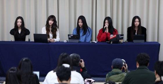 뉴진스가 28일 긴급 기자회견을 열었다. 왼쪽부터 해린, 다니엘, 민지, 하니, 혜인. [뉴스1]