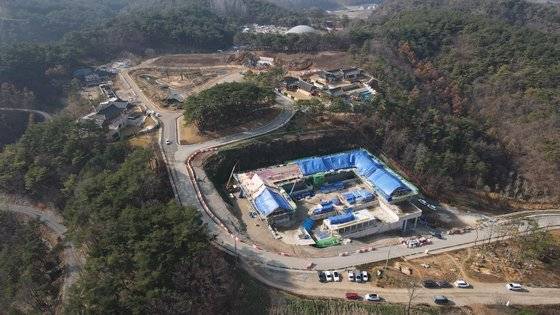 독채 한옥 객실 아래로 국내 최대 규모의 한옥 호텔이 지어지고 있다. 김종호 기자