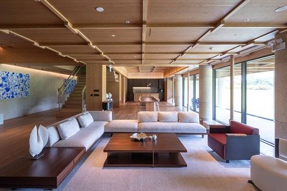 독채객실은 지상 한옥층과 지하 갤러리 및 다이닝 공간으로 구성되어 있다. 사진 더한옥헤리티지하우스