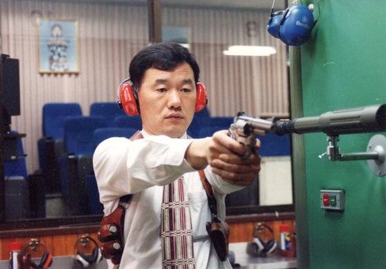 1990년대 초반 서울 모처에서 사격 훈련을 하는 정구왕 당시 정보사 소령. 사진 정구왕 제공