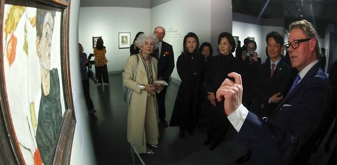 한국경제신문사와 국립중앙박물관, 레오폴트미술관이 공동 주최한 '비엔나 1900, 꿈꾸는 예술가들' 특별전이 30일 서울 국립중앙박물관에서 막을 올린다. 29일 열린 사전 VIP 공개행사에서 수잔네 앙거홀처·볼프강 앙거홀처 주한 오스트리아 대사 부부(왼쪽부터), 홍라영 전 리움미술관 부관장, 홍라희 전 리움미술관장, 용호성 문화체육관광부 1차관 등 참석자들이 한스 페터 비플링어 레오폴트미술관장(맨 오른쪽)의 설명을 들으며 에곤 실레의 '꽈리 열매가 있는 자화상'을 감상하고 있다. /최혁 기자