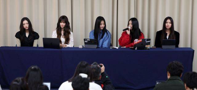 걸그룹 뉴진스가 28일 오후 서울 강남구 스페이스쉐어 삼성역센터에서 열린 전속계약 해지 관련 기자회견에 참석해 있다. 왼쪽부터 해린, 다니엘, 민지, 하니, 혜인. 연합뉴스(공동취재)