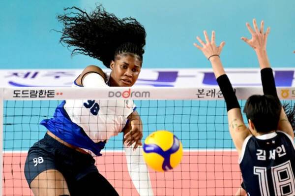 현대건설의 외국인 공격수 모마가 29일 김천실내체육관에서 열린 도드람 2024-2025 V리그 여자부 한국도로공사와 경기에서 스파이크를 시도하고 있다. 배구연맹 제공