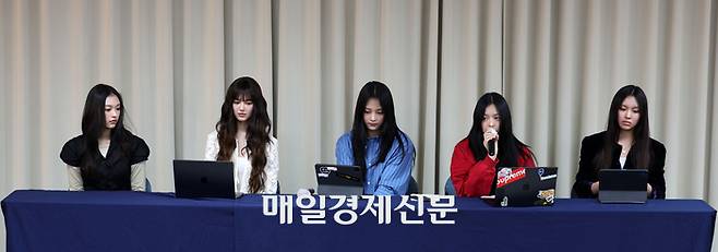 그룹 뉴진스가 28일 서울 강남구 스페이스쉐어 삼성역센터에서 어도어와의 전속계약 해지 관련 긴급 기자회견을 하고 있다. 왼쪽부터 해린, 다니엘, 하니, 민지, 혜인. 2024.11.28 [사진공동취재단]