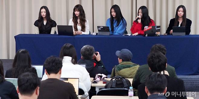 걸그룹 뉴진스(NewJeans 해린, 다니엘, 민지, 하니, 혜인)가 28일 오후 서울 강남구 스페이스쉐어 삼성역센터 갤럭시홀에서 긴급 기자회견을 개최, 입장을 전하고 있다. /사진=임한별(머니S)