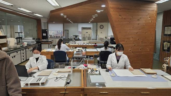 지난 27일 방문한 경기 성남에 위치한 국가기록원 나라기록관. 연구관들이 기록물 복원·복제 작업을 진행중이다./사진=김온유 기자