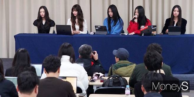 사진은 지난 28일 긴급 기자회견을 진행하는 뉴진스. /사진=임한별 기자