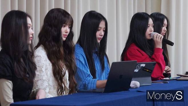 어도어와 계약 해지를 선언한 그룹 뉴진스 멤버들이 민희진 전 어도어 대표와 닮은 꼴 행보를 이어가고 있다. 걸그룹 뉴진스가 서울 강남구 스페이스쉐어 삼성역센터 갤럭시홀에서 긴급 기자회견을 개최, 입장을 전하고 있는 모습./사진=임한별 기자